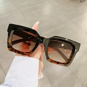 Occhiali da sole squadrati oversize con montatura nera e leopardata e lenti marroni sfumate