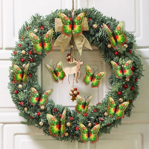 Weihnachtskranz mit 3D-Schmetterlingen, rotem Elchkopf und goldenen Schleifen an weißer Tür