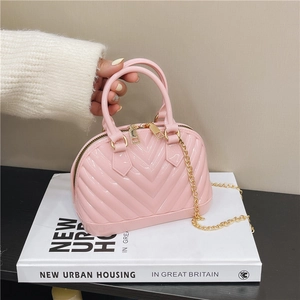 Pink shell-shaped jelly handbag with V-quilt texture and gold chain strap