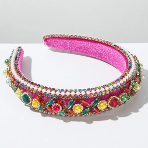 Détails du serre-tête en velours fuchsia orné de strass colorés et perles nacrées