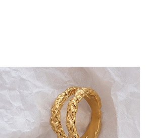 Makroaufnahme eines goldenen Rings mit Lavatextur auf weißem künstlerischem Papier