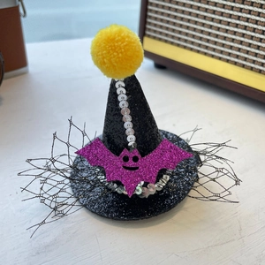 Détail de la pince à cheveux Halloween avec paillettes noires et chauve-souris mauve
