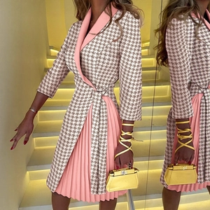 Elegantes Plissee-Kleid mit V-Ausschnitt, rosa Hahnentrittmuster und Taillengürtel