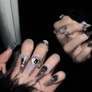 Faux ongles stiletto longs avec peinture à l'encre noire et blanche et symboles Yin Yang