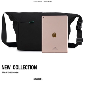 Dettaglio della spaziosa borsa messenger nera adatta per un iPad da 9,7 pollici con tracolla