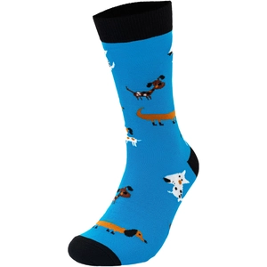 Gros plan de chaussettes en tricot bleu avec des motifs de chiens de dessin animé