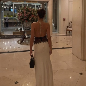 Elegantes rückenfreies Abendkleid mit schwarzer Spitze und cremefarbenem Satinfalten