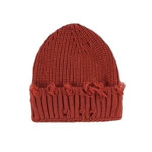 Bonnet en tricot rétro rouge rouille avec détails déchirés pour un style vintage usé
