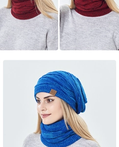 Detail von warmem Strickmützen- und Schal-Set mit sportlichem Leder-Patch