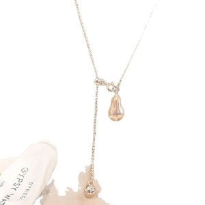 Collier en Y argenté élégant avec pendentif en perle baroque et perle en métal poli