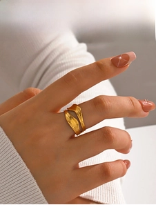 Detailed close-up of a French retro irregular 18K gold-plated stainless steel leaf ring