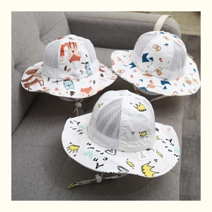 Dettaglio cappelli da sole per neonati con rete traspirante e cordini regolabili