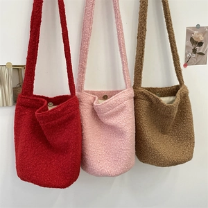 Détail des sacs seaux en polaire peluche rouge, rose et marron avec fermoir magnétique