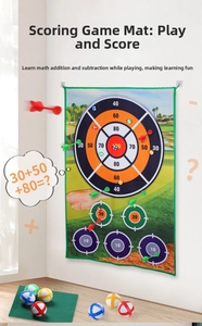 Detalle del tapete de juego de golf infantil con zonas de puntos y bolas adhesivas