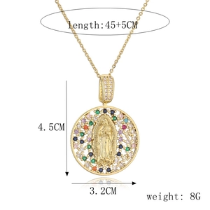Detail der goldene Maria-Halskette mit bunten Zirkonia und Maßen 4,5x3,2cm auf Weiß