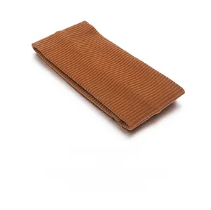 Gros plan du bandeau en maille côtelée marron avec texture élastique et tissu doux