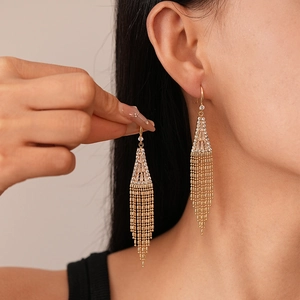 Boucles d'oreilles triangles dorées élégantes avec de longs pompons et des zircons brillants