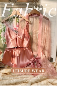 Dreiteiliges Satin-Schlafset mit Top, Shorts und zarter Spitzenrobe in Altrosa