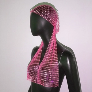 Détail d'une coiffe en résille rose avec strass brillants pour les tenues de soirée