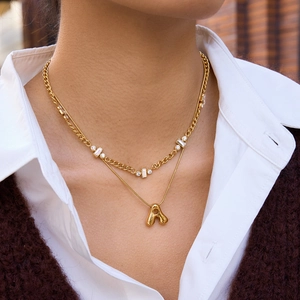 Collier double rang en acier doré avec pendentif lettre A et zircons étincelants