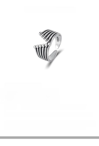 Macro shot of S925 sterling silver V-shape layered ring with 3.4g weight data