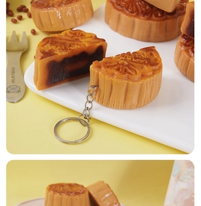Portachiavi realistico a forma di torta lunare in PVC con texture dettagliata e anello in metallo