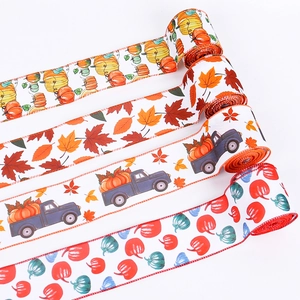 Rubans d'automne à bord métallique avec citrouilles et feuilles d'érable pour cadeaux