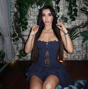 Détail de la robe bustier à fines rayures bleu marine avec dentelle cils et boutons en métal