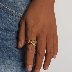 Vue détaillée de trois pierres naturelles de couleurs sur une bague dorée en acier inoxydable