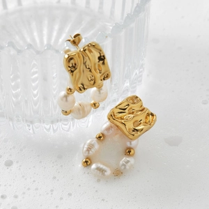 316L stainless steel natural pearl earrings with elegant gold lava texture finish