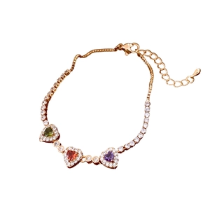 18 Karat vergoldetes Armband mit bunten Herzanhängern und funkelnden Zirkonsteinen