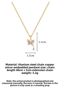 Dettaglio del ciondolo a farfalla rosa con gocce di zircone su collana in acciaio titanio
