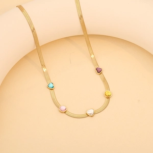 Détail du collier chaîne serpent dorée avec cinq pierres de zircone colorées en cœur