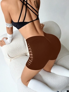 Détail du short de yoga taille haute avec découpes latérales et effet fesses rebondies