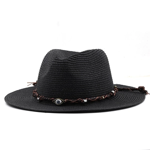 Schwarzer Strohhut mit Evil-Eye-Anhänger und braunem Flechtband für perfekten Sonnenschutz