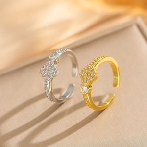 Makroaufnahme verstellbarer Kupfer-Ring mit Kleeblatt-Zirkonia und Gold-Finish-Details
