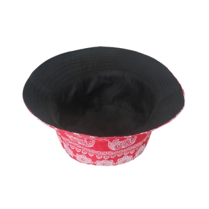 Détail du chapeau de soleil réversible avec motif ethnique éléphant et face noire