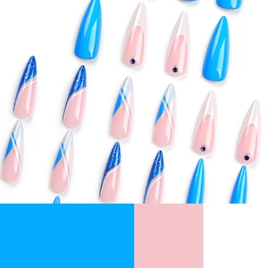 Faux ongles longs amande avec paillettes bleues et strass sur fond blanc