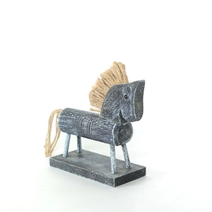 Dettaglio statua di cavallo in legno vintage con finitura grigia anticata e coda in corda iuta