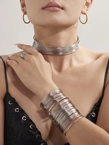 Vista dettagliata del set di gioielli in argento con choker, bracciale largo e anello