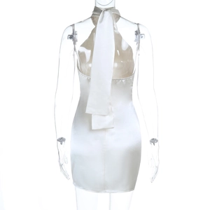 Rückansicht des weißen Satin-Neckholder-Kleids mit elegantem Band und rückenfreiem Design