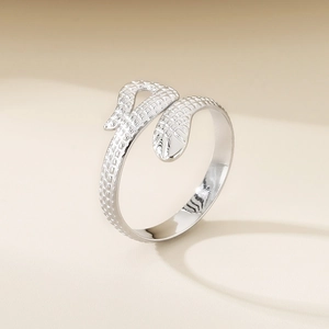 Détail de la bague serpent réglable avec texture d'écailles et finition argentée polie