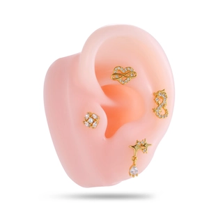 Set di orecchini dorati con zirconi cubici, pendenti a cuore, quadrifoglio e stella