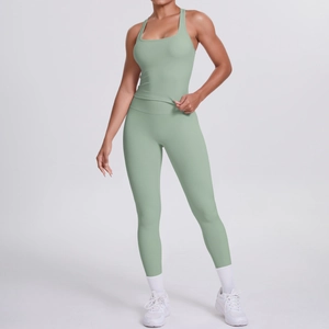 Détail du haut à dos nageur vert sauge et du legging de yoga taille haute