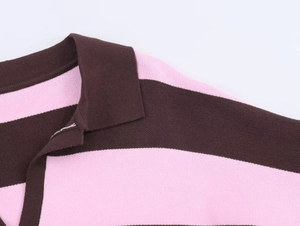 Dettaglio del colletto polo e della trama a maglia a righe rosa e marrone scuro