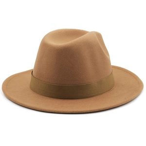Chapeau Fedora classique en feutre de cachemire camel avec ruban marron sur fond blanc