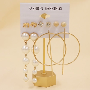 Détail d'un lot de six boucles d'oreilles dorées avec perles et motifs géométriques en C