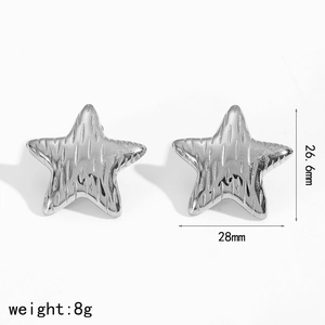 Detailed view of silver star earrings with vertical scratch texture and 28mm size dimensions