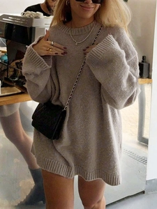 Jersey de punto oversize con cuello redondo en beige y marrón para estilo casual de invierno