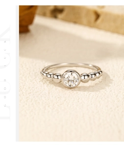Macro shot of S925 sterling silver bubble ring with high-clarity round moissanite